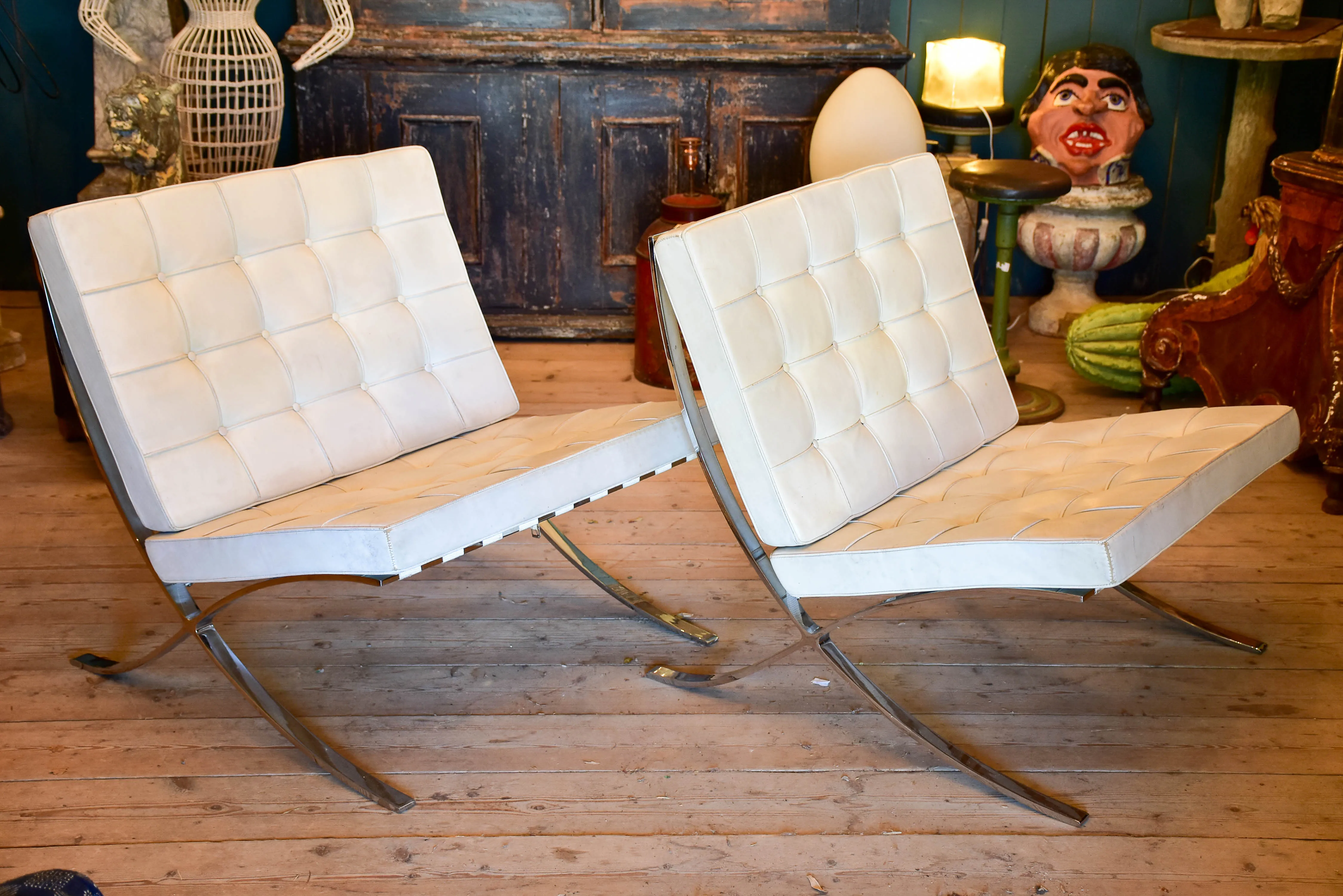 Pair of original Barcelona chairs with white leather - Mies van der Rohe for Knoll